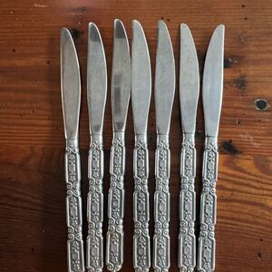 7 Vintage Oneida Raphael Heirloom Dinner Knives Stainless Unmarked